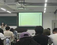 会议室里的人们描述已自动生成